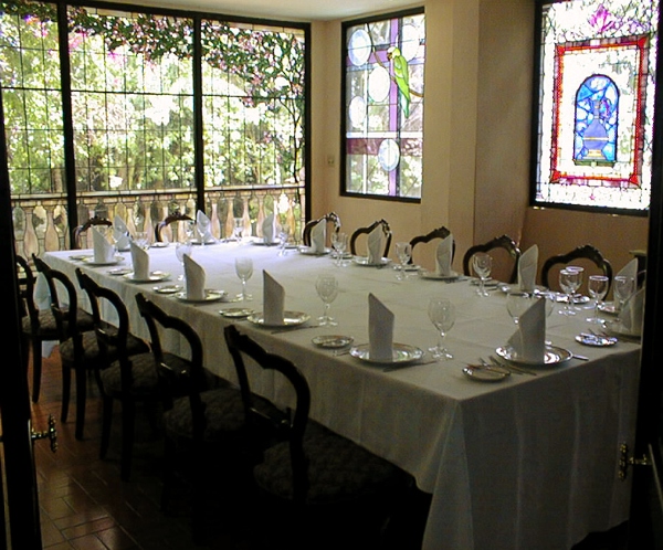 Salon Jardin comfortably accommodates 24 persons i